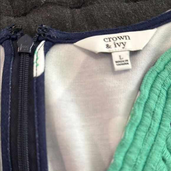 Crown & Ivy Elegant Navy, Green & White Starfish Patterned Dress. - Picture 6 of 7